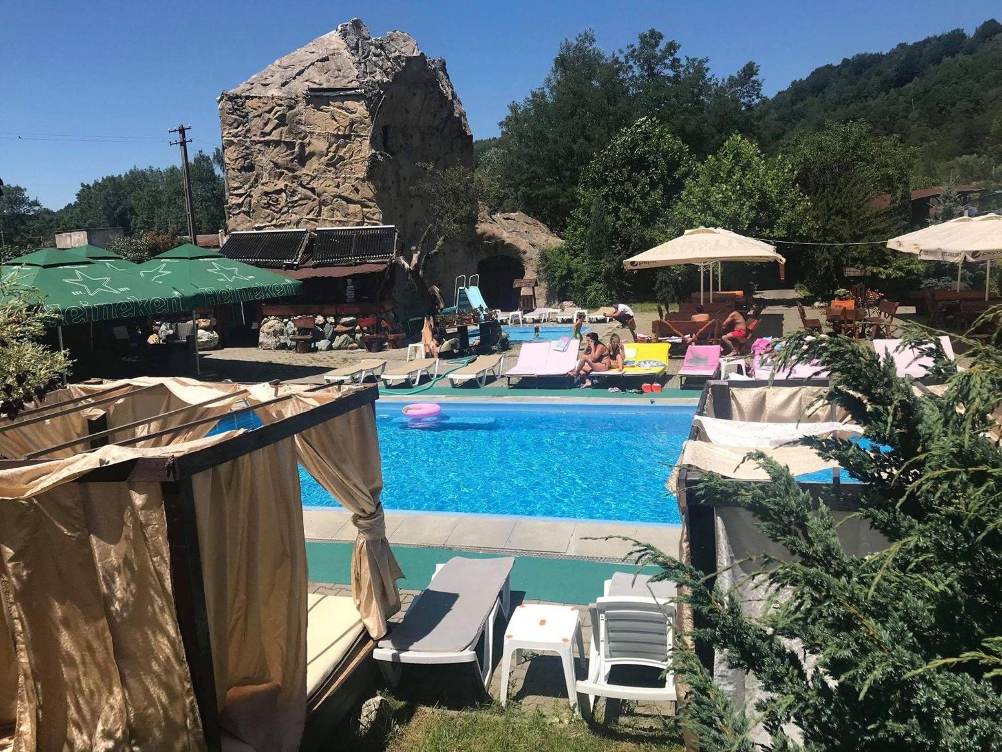 Castelul De Vis Petroşani Exterior foto