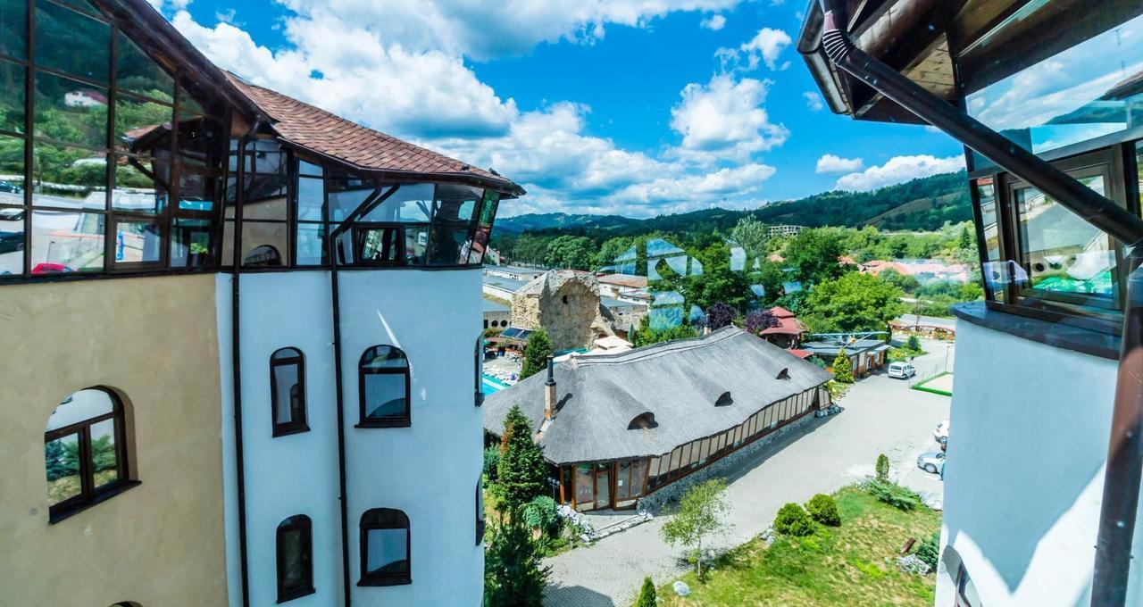 Castelul De Vis Petroşani Exterior foto